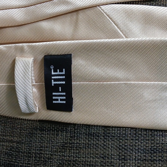 Elegant Cream Necktie.Hi-tie.100%silk - Picture 2 of 5